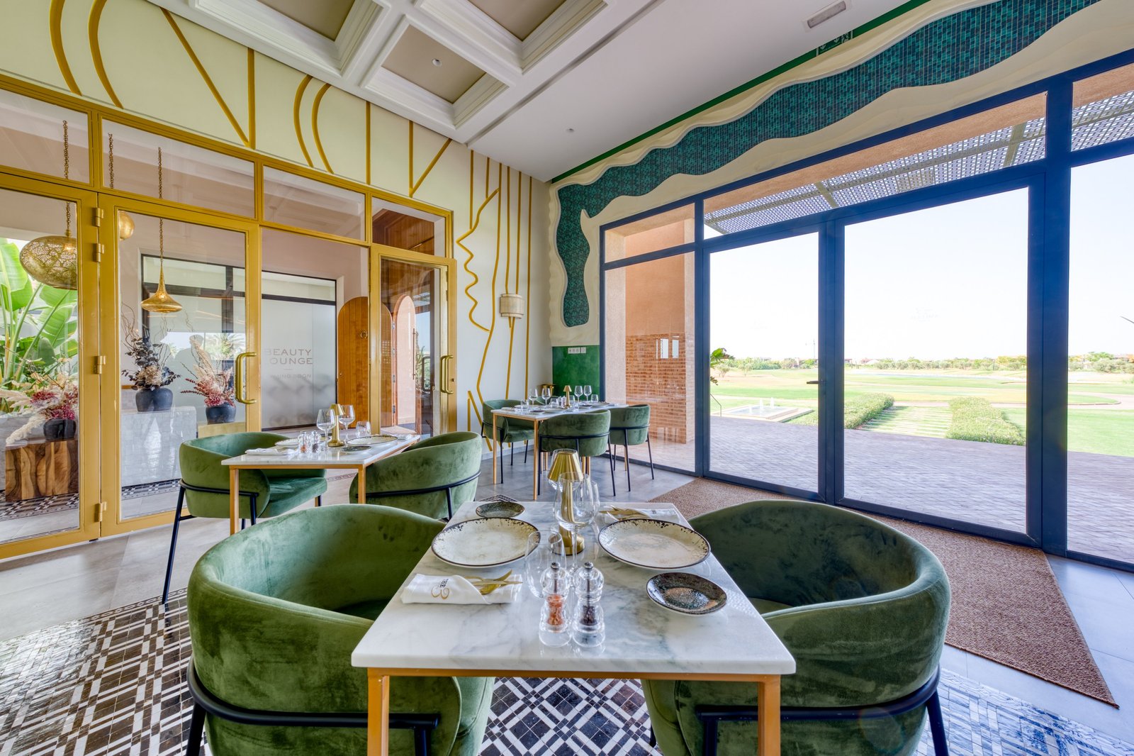 Golf, petit-déjeuner levantin, déjeuner signature et dîner au coucher du soleil.
