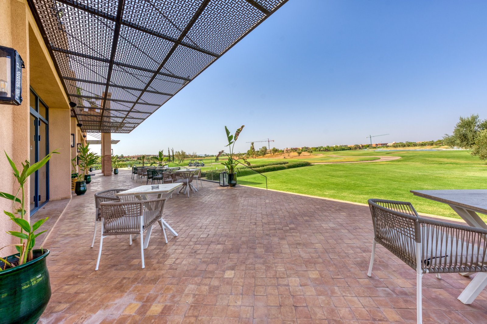 Le restaurant et la terrasse au Golf d’Amelkis