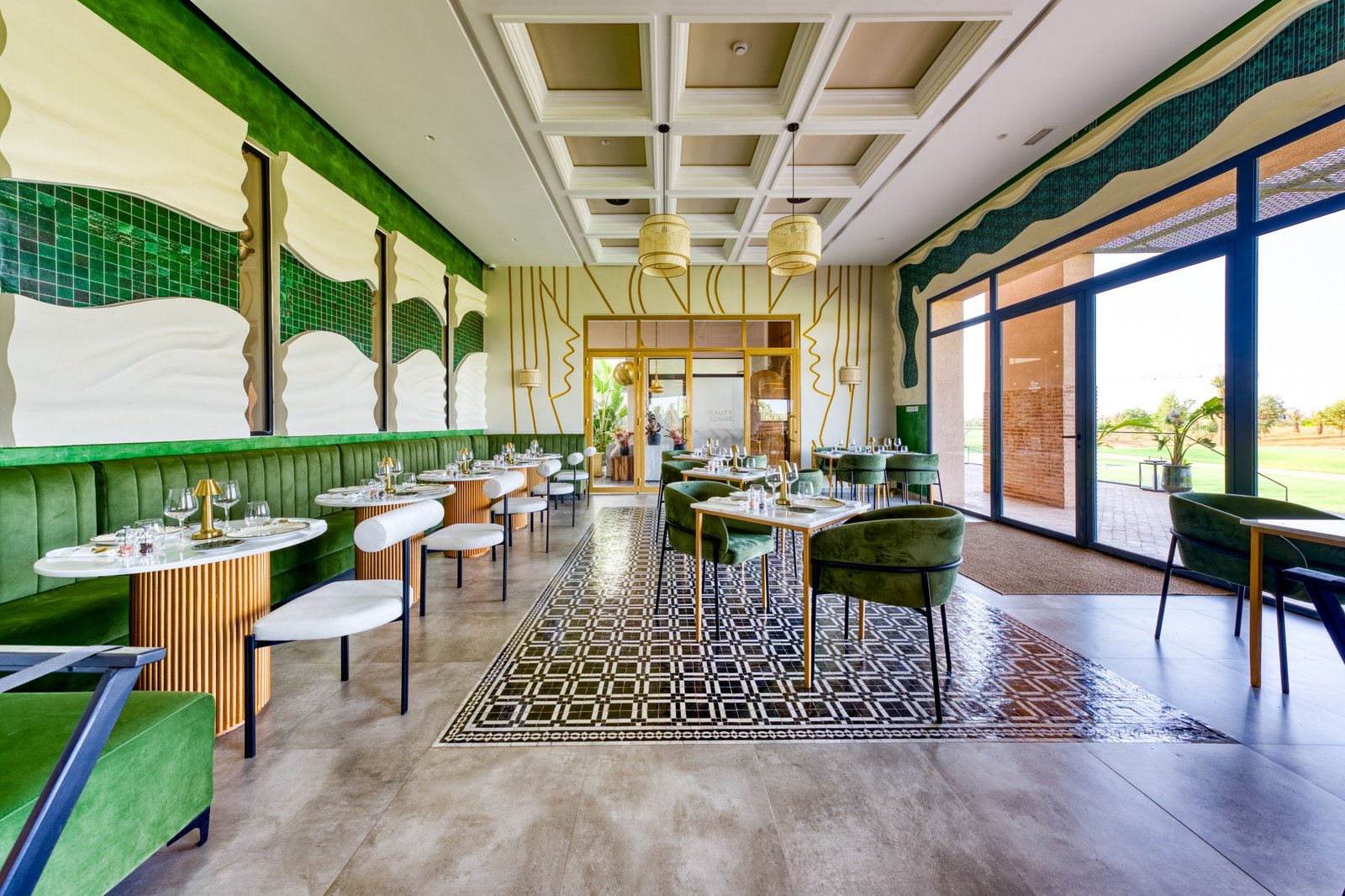 La salle du THE 3 Amelkis ouverte sur les greens