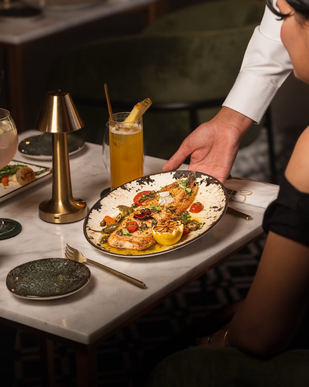 Le service d’une assiette au restaurant THE 3